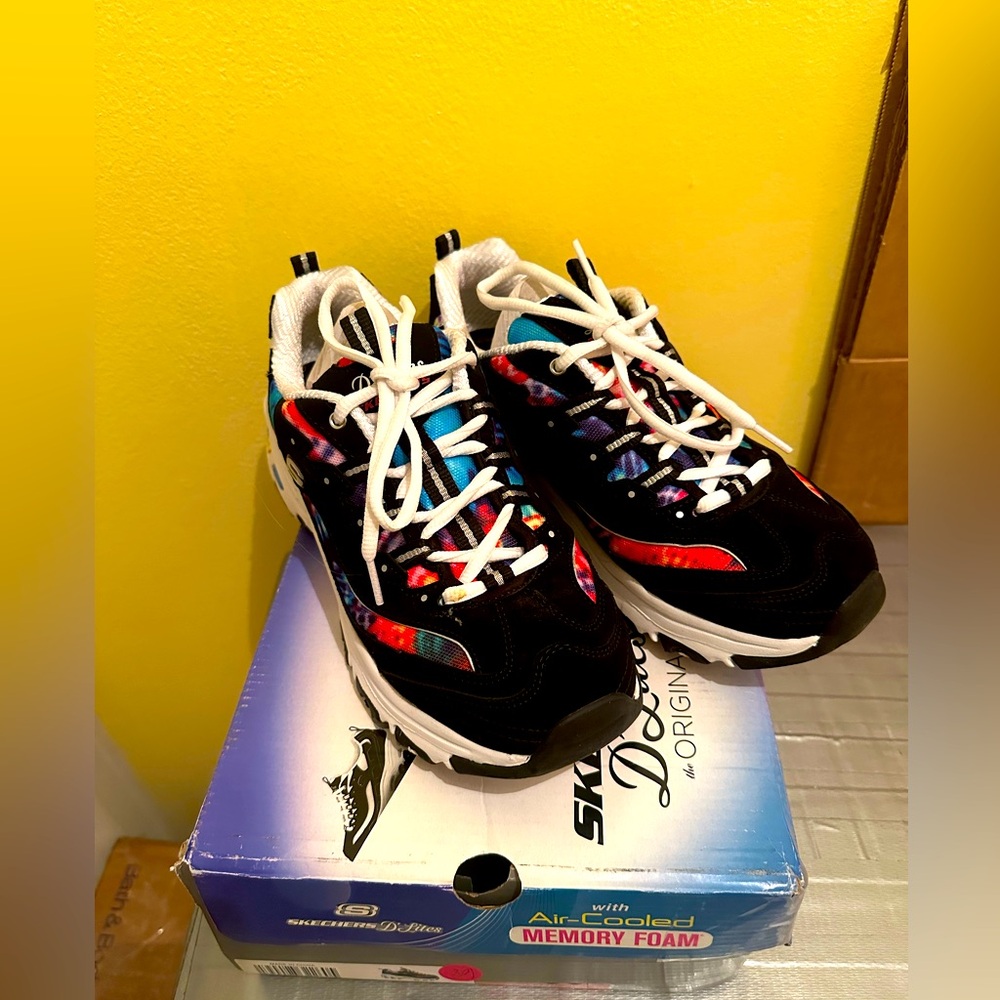 Beautiful sketchers women’s 9 memory foam! Perfect!!